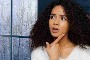 Ragazza perplessa e condensa