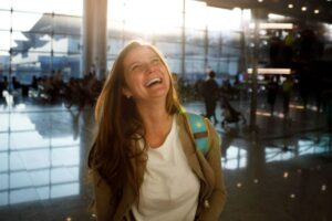 donna sorridente in aeroporto