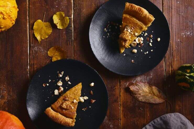 Fette di torta nel piatto